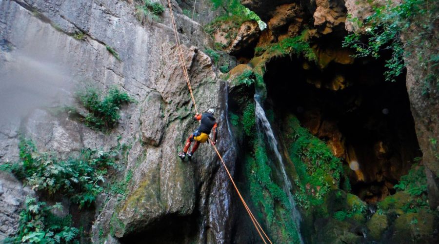 Espeleobarranquismo en Valporquero